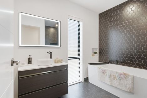 Photo of property in 16 Three Kings Court, Outram, 9019