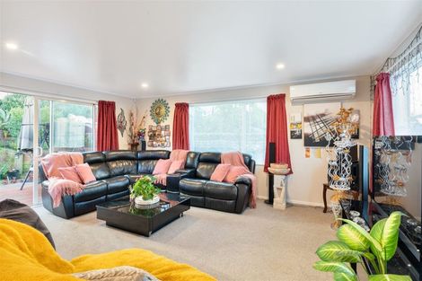 Photo of property in 2 Manatu Lane, Kelston, Auckland, 0602