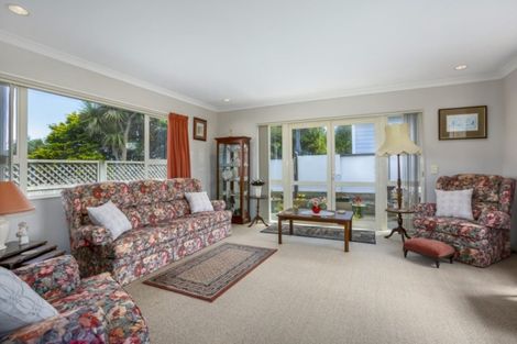 Photo of property in 9b Pinkerton Grove, Newlands, Wellington, 6037