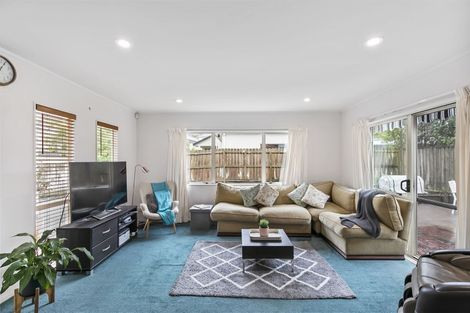 Photo of property in 2/1 Mossop Rise, Glenfield, Auckland, 0629
