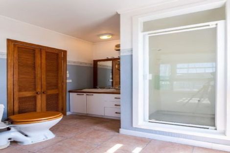 Photo of property in 475 Glenfield Road, Glenfield, Auckland, 0629