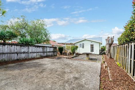 Photo of property in 71 Hutchinson Avenue, New Lynn, Auckland, 0600