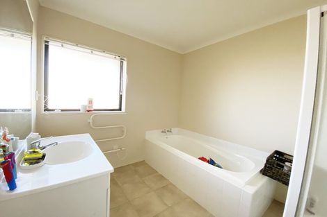 Photo of property in 33 Belcoo Crescent, East Tamaki, Auckland, 2013