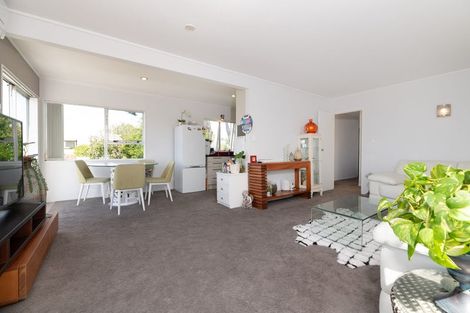 Photo of property in 2/401 East Coast Road, Mairangi Bay, Auckland, 0630