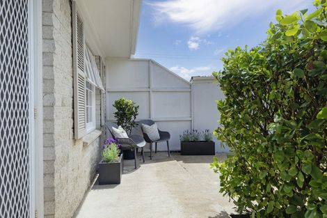 Photo of property in 2/68a Sturges Road, Henderson, Auckland, 0612