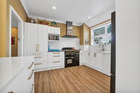 Photo of property in 16 Glen Almond Street, New Plymouth, 4310