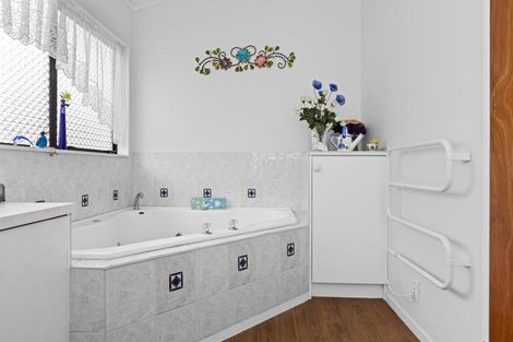 Photo of property in 58 James Cook Street, Havelock North, 4130