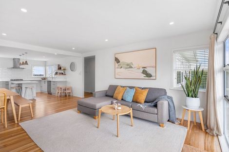 Photo of property in 15 Roberts Road, Glenfield, Auckland, 0629