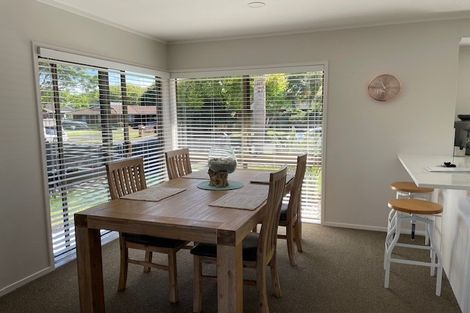 Photo of property in 7 Donzella Place, Conifer Grove, Takanini, 2112