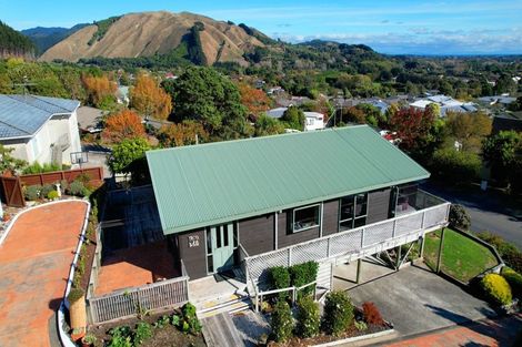 Photo of property in 49a Kakariki Grove, Waikanae, 5036