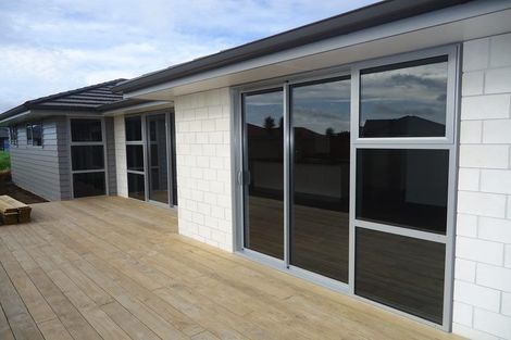 Photo of property in 10 Roto View, One Tree Point, 0118