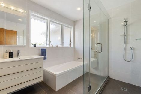 Photo of property in 43 Newhaven Terrace, Mairangi Bay, Auckland, 0630