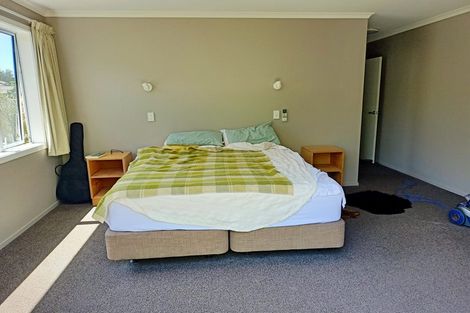 Photo of property in 10 Larsen Crescent, Tawa, Wellington, 5028