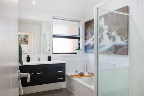 Photo of property in 18 Medallion Court, Kelvin Grove, Palmerston North, 4414