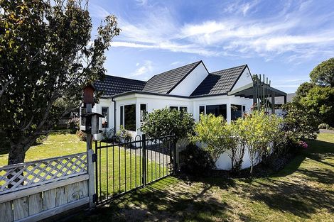 Photo of property in 1 Larsen Place, Merrilands, New Plymouth, 4312