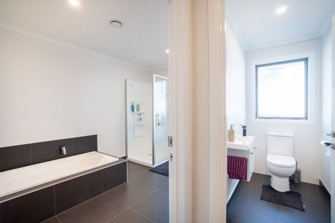 Photo of property in 5 Mediterranean Grove, Fitzherbert, Palmerston North, 4410