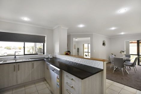 Photo of property in 17 Magic Way, Randwick Park, Auckland, 2105