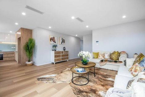 Photo of property in 30 Taipahitini Road, Rosehill, 2113