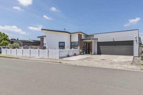 Photo of property in 14 Christobel Circle, Huntington, Hamilton, 3210