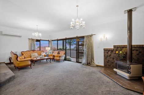 Photo of property in 37 Santa Monica Place, Goodwood Heights, Auckland, 2105