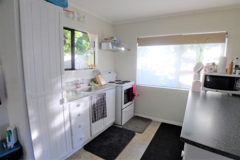 Photo of property in 2/23 Flaunty Place, West Harbour, Auckland, 0618