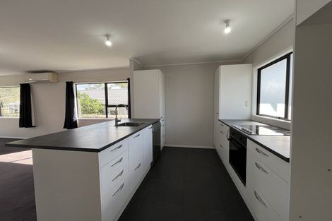 Photo of property in 2/2 Sevilla Place, Unsworth Heights, Auckland, 0632
