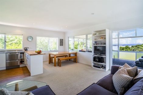 Photo of property in 2/98 Queen Street, Northcote Point, Auckland, 0627