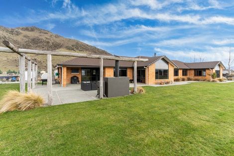 Photo of property in 10 Hardacre Place, Omarama, 9412
