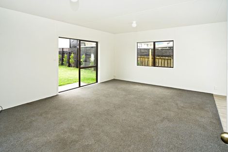Photo of property in 2/11 Anglers Way, Wattle Downs, Auckland, 2102