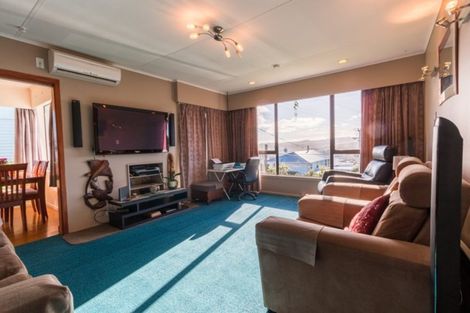 Photo of property in 13 Brooker Grove, Newlands, Wellington, 6037