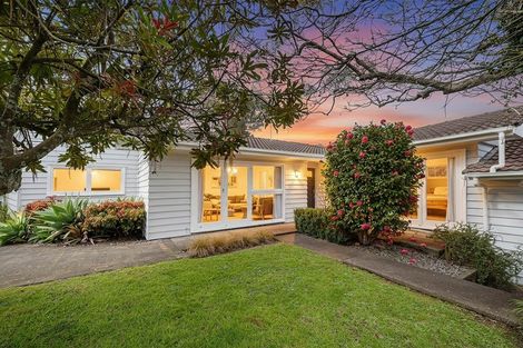 Photo of property in 18 Booralee Avenue, Botany Downs, Auckland, 2010