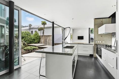 Photo of property in 3b Salmont Place, Kelburn, Wellington, 6012