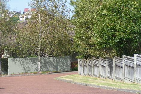 Photo of property in 11 La Roche Place, Northcote, Auckland, 0627