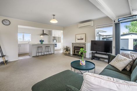 Photo of property in 6 Tauhara Street, Green Bay, Auckland, 0604