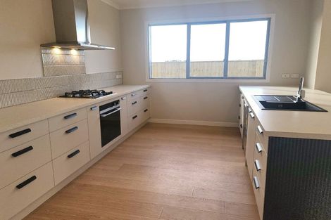 Photo of property in 49 Atlantic Drive, Fitzherbert, Palmerston North, 4410