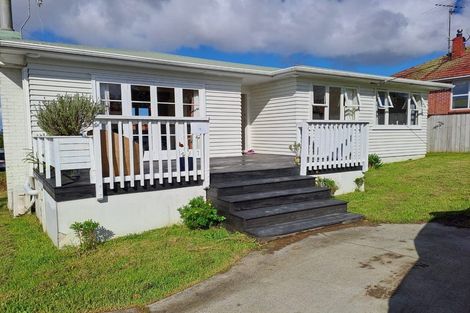 Photo of property in 57 Tiroroa Avenue, Te Atatu South, Auckland, 0610