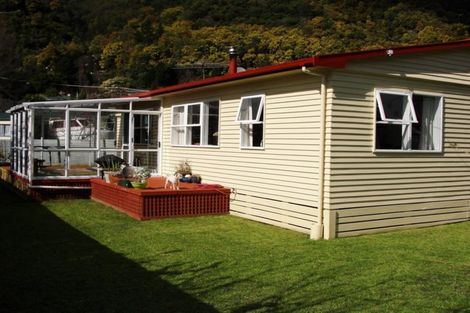 Photo of property in 48 Wairau Road, Picton, 7220