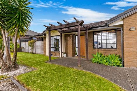 Photo of property in 33 Admirals Court Drive, Greenhithe, Auckland, 0632
