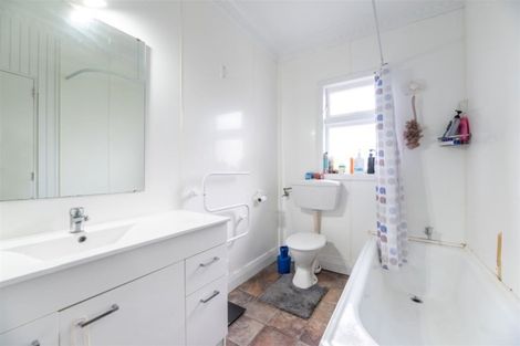 Photo of property in 15 Cleve Road, Green Bay, Auckland, 0604