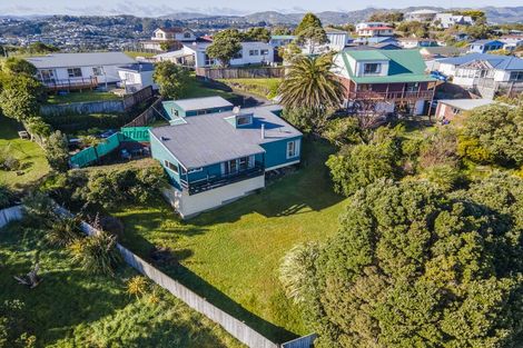 Photo of property in 129 Gloaming Hill, Titahi Bay, Porirua, 5022