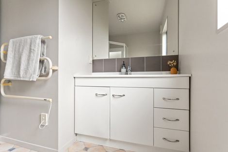 Photo of property in 15 The Crowsnest, Cooks Beach, Whitianga, 3591