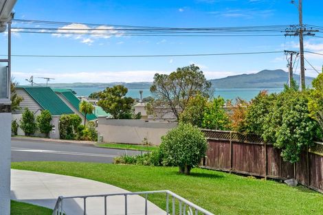 Photo of property in 2/174 East Coast Road, Forrest Hill, Auckland, 0620