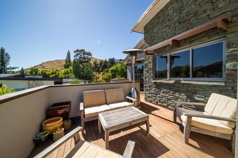 Photo of property in 14 Milward Place, Kelvin Heights, Queenstown, 9300