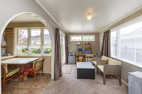 Photo of property in 8 Montrose Place, Takaro, Palmerston North, 4412