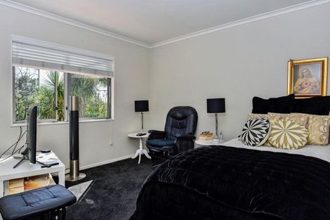 Photo of property in 16 Chettle Court, New Lynn, Auckland, 0600