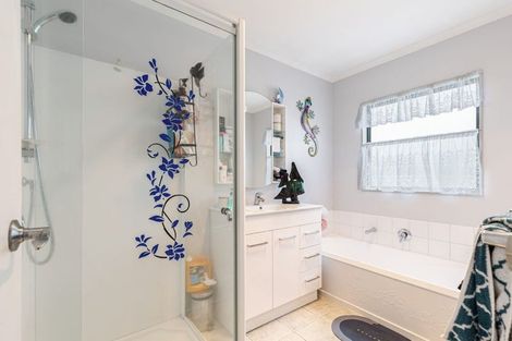 Photo of property in 52 Hewlett Road, Massey, Auckland, 0614