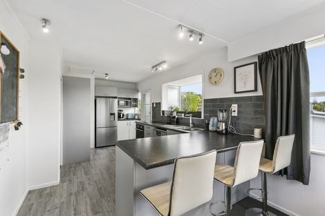 Photo of property in 16 Alwyn Place, Newlands, Wellington, 6037