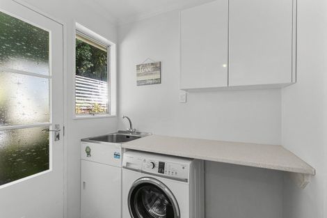 Photo of property in 3 Lomond Street, Newlands, Wellington, 6037