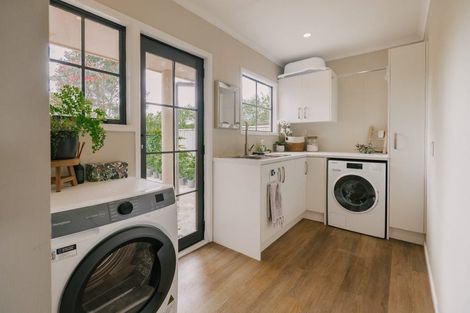 Photo of property in 20 Abby Road, Fitzherbert, Palmerston North, 4410