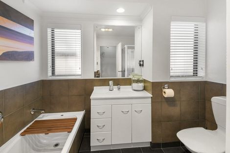 Photo of property in 25 Croftview Road, Wattle Downs, Auckland, 2103